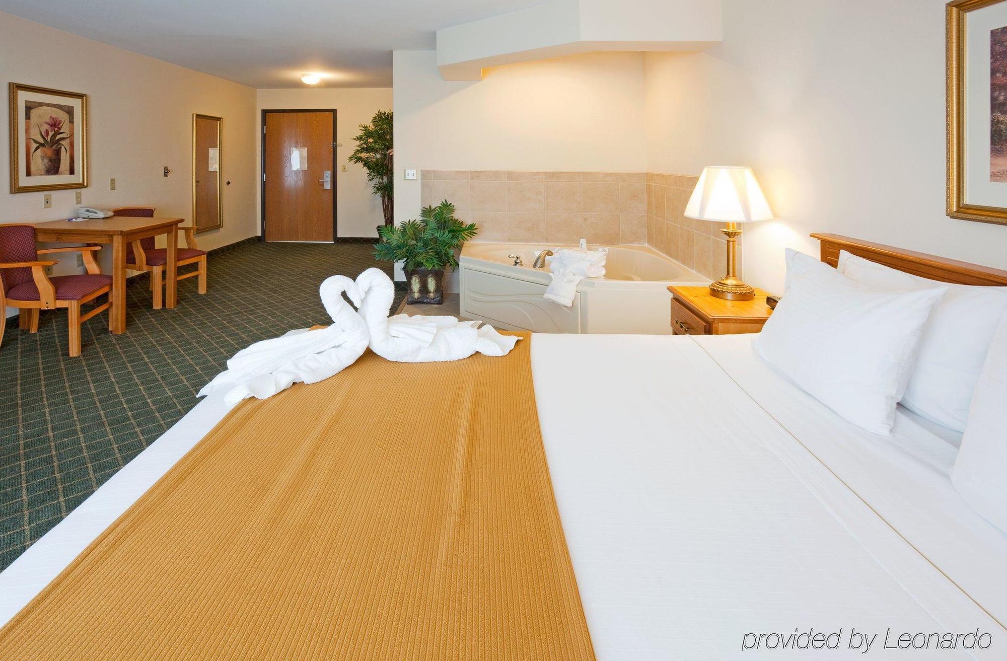 Holiday Inn Express Hotel & Suites Chanhassen, An Ihg Hotel Exterior photo